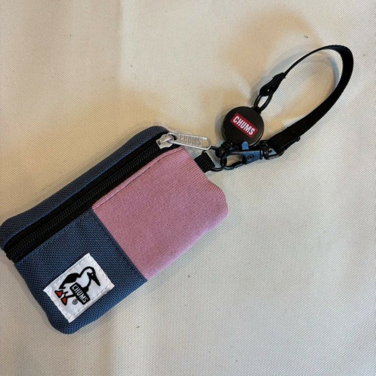 CHUMS > コミューターパスケーススウェットナイロン 【Dusty Pink/Indigo】